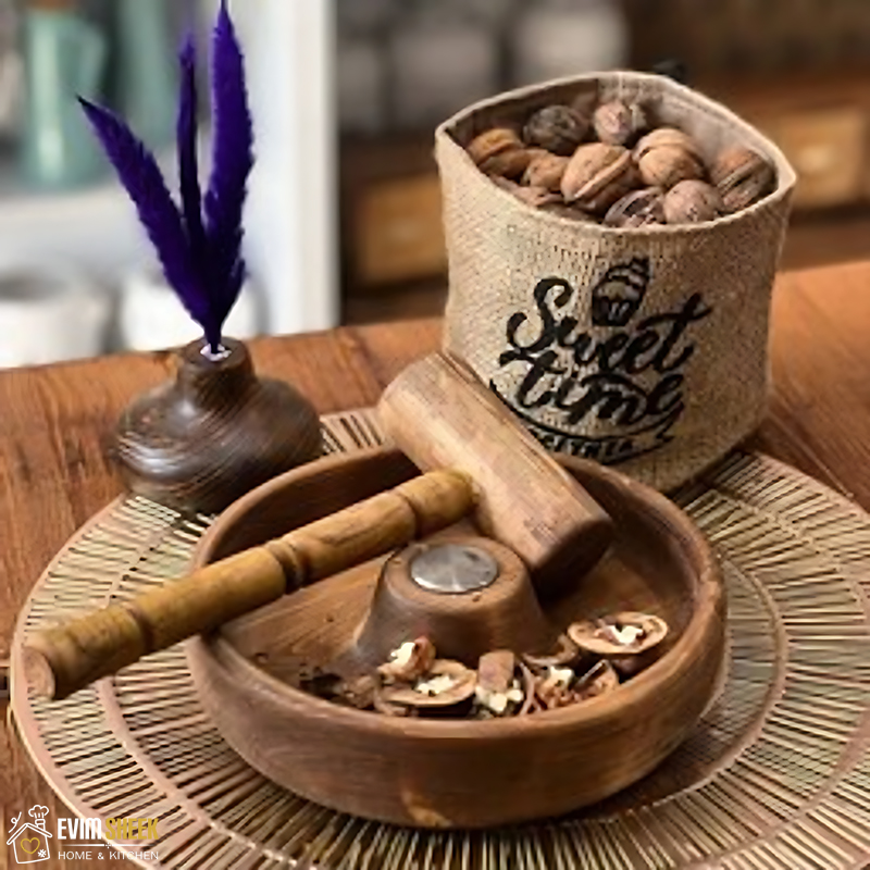 گردوشکن طرح چوب همراه با چکش