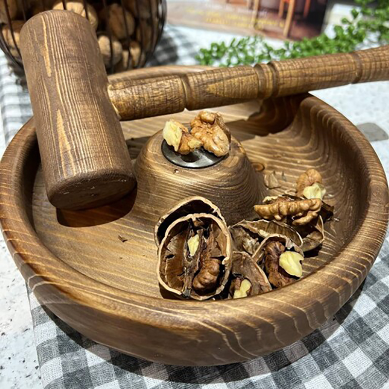 گردوشکن طرح چوب همراه با چکش
