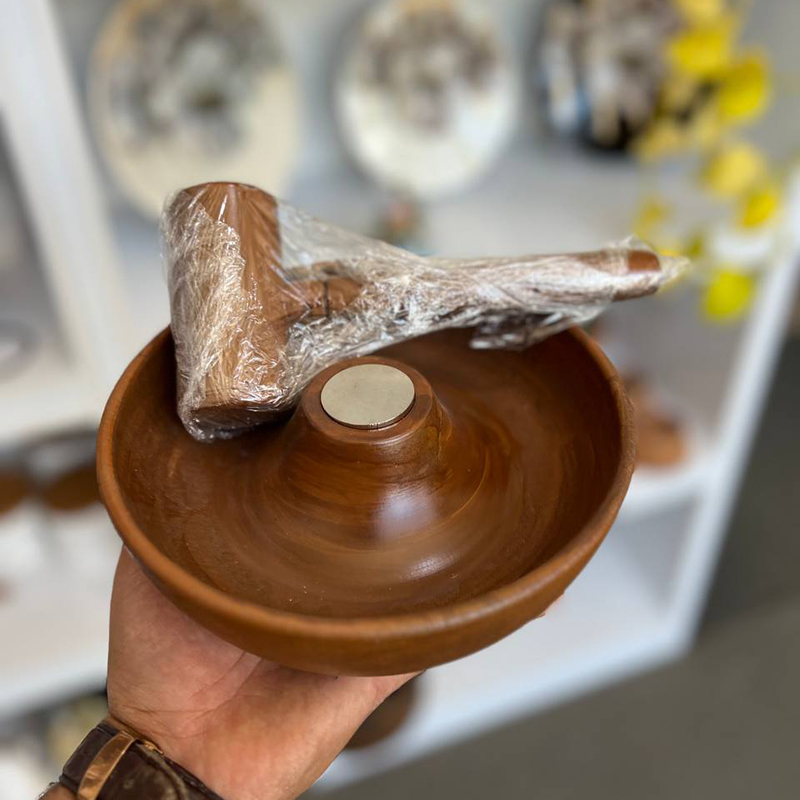 گردوشکن طرح چوب همراه با چکش