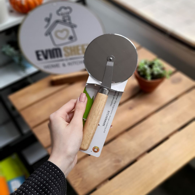 پیتزا بر مدل دسته چوبی