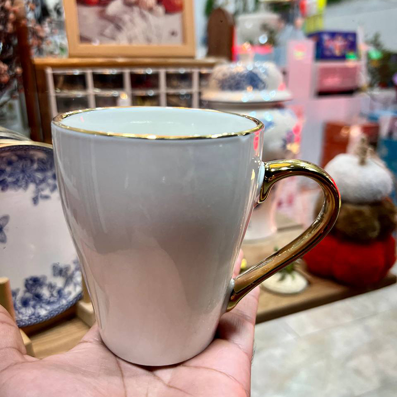 ماگ شیپوری دسته و لبه طلایی